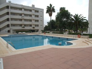 Kolam renang terbuka bermusim 