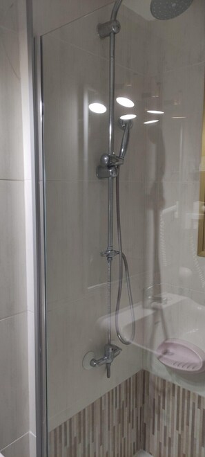 Condo, 1 quarto | Banheiro | Chuveiro, secador de cabelo, bidê, toalhas de banho