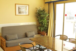 Apartamento, 2 habitaciones | Sala de estar | Una televisión