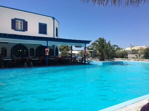 Outdoor pool, open 8:00 AM to 8:30 PM, pool umbrellas, sun loungers - Perissa Hotel (Santorini)