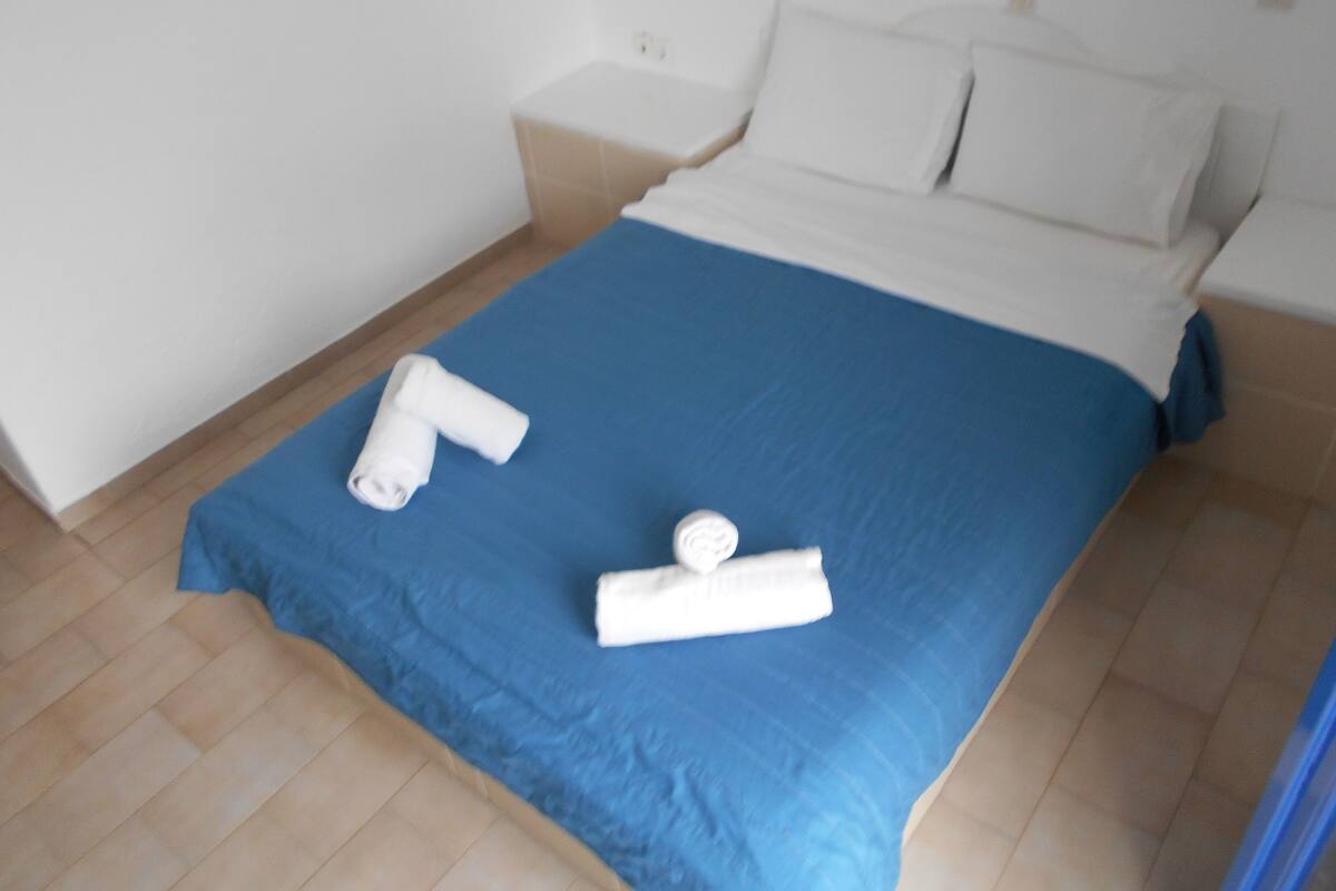 Ropa de cama de alta calidad y caja de seguridad en la habitación