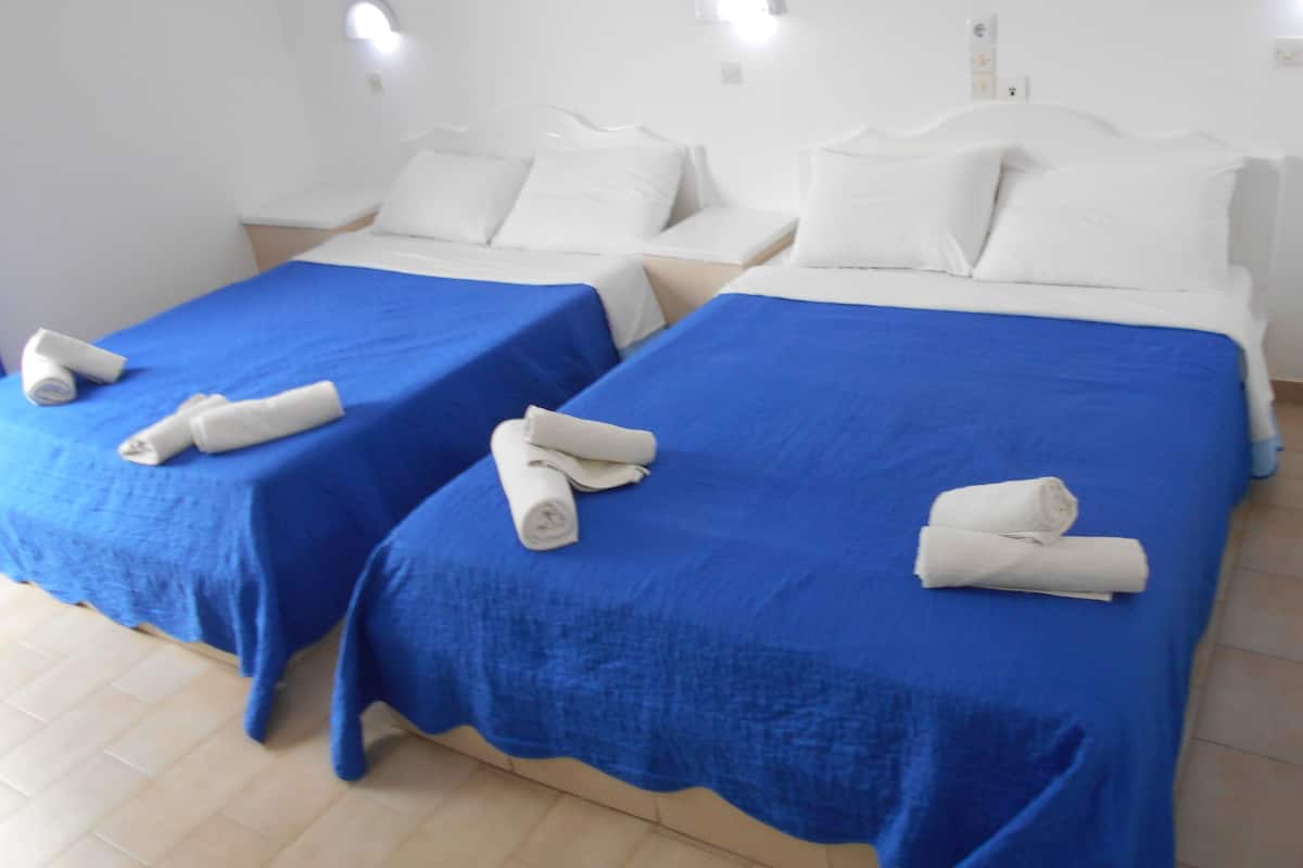 Ropa de cama de alta calidad y caja de seguridad en la habitación
