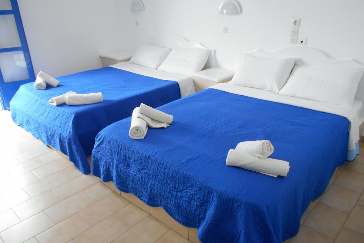 Ropa de cama de alta calidad y caja de seguridad en la habitación