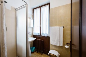 シャワー、バスアメニティ (無料)、ヘアドライヤー、ビデ