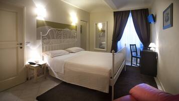 Dreibettzimmer | 1 Schlafzimmer, Schreibtisch, kostenloses WLAN, BettwÀsche