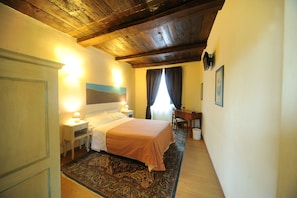 1 bedroom, desk, free WiFi, bed sheets
