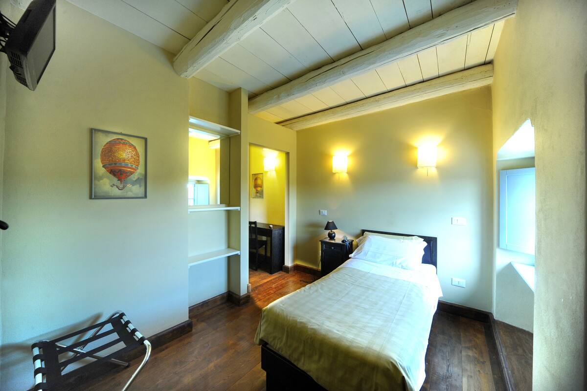 1 bedroom, desk, free WiFi, bed sheets