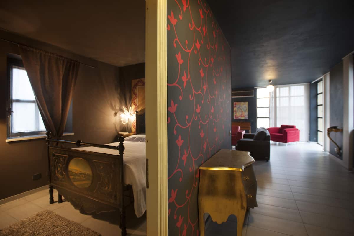 suite, 1 double bed | living area | tv