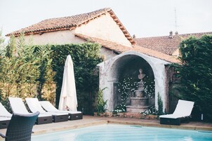 Una piscina al aire libre