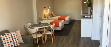 Superior-Zimmer | Wohnbereich | 24-Zoll-Fernseher mit Digitalempfang