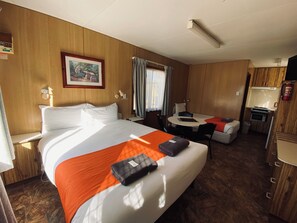 Basic Cabin | Bed sheets - Sturt Motel (Broken Hill)