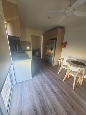 Apartment, 1 Queen Bed | Private kitchen