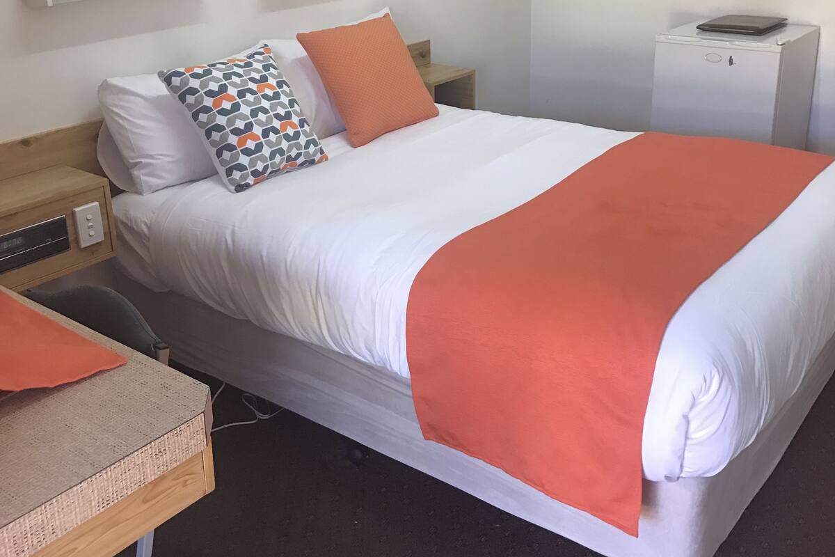 Standard Room, 1 Queen Bed | Bed sheets