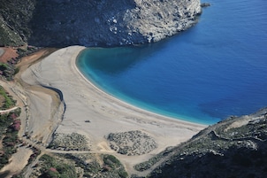 En la playa, sillas reclinables de playa, toallas de playa