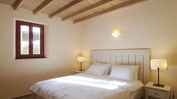 Premium bedding, in-room safe, blackout drapes, soundproofing