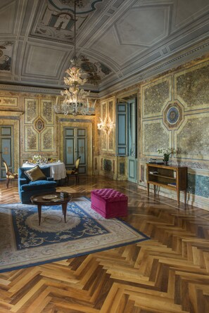 Suite (Queen Hortense Bonaparte) | Vue de la chambre