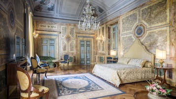 Suite (Queen Hortense Bonaparte) | 2 habitaciones, minibar y caja de seguridad en la habitación