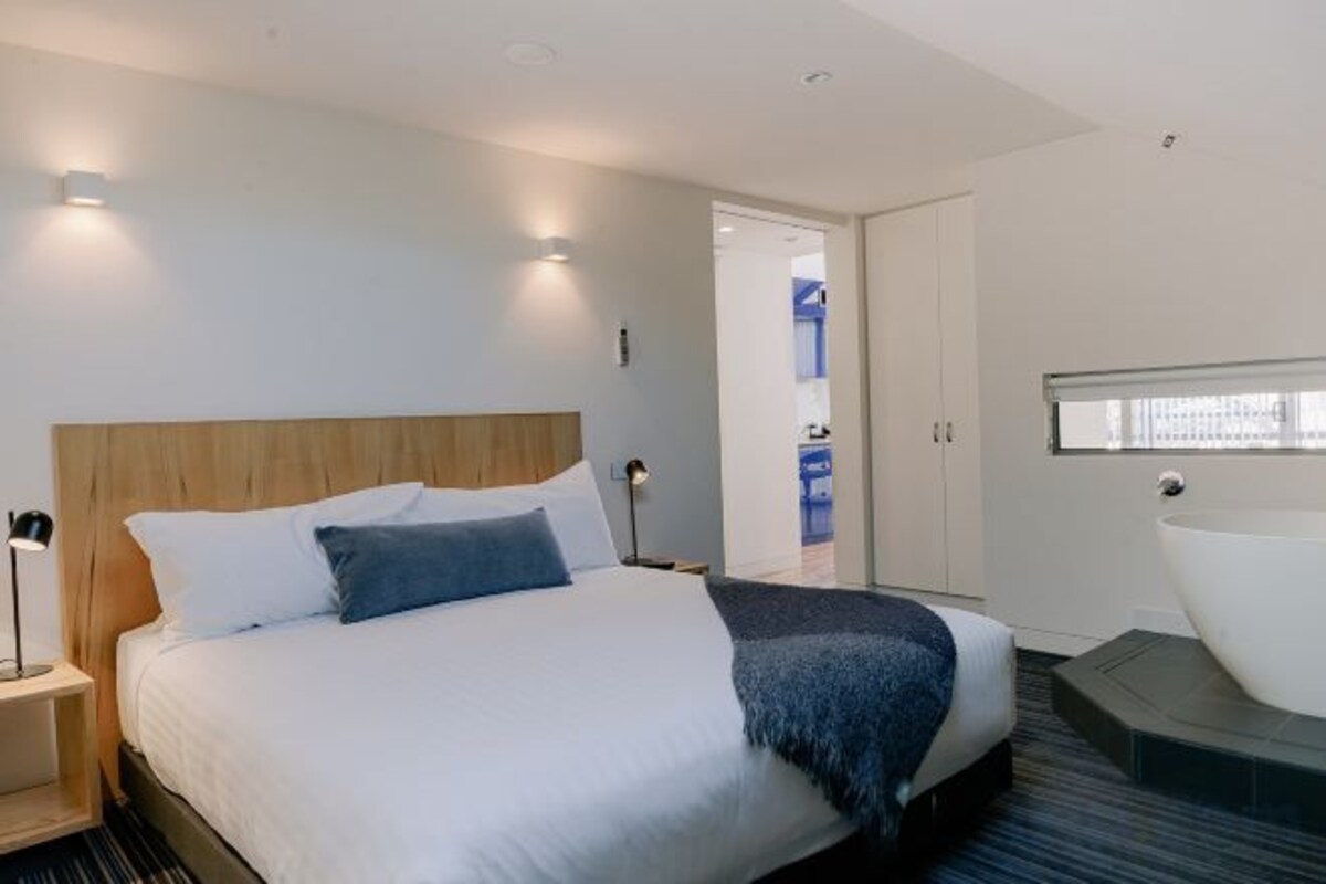 Ropa de cama hipoalergénica, edredones de plumas, minibar y caja fuerte