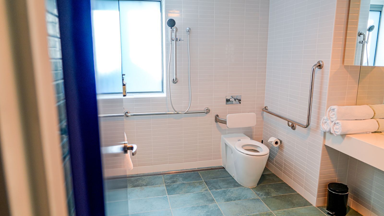 プレミアム アパートメント 1 ベッドルーム 車椅子で利用可能なシャワー | バスルーム | デザイナーバスアメニティ、ヘアドライヤー、タオル