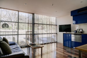 Premium appartement, 1 slaapkamer | Woonruimte | Een 40-inch lcd-televisie met digitale zenders en een televisie