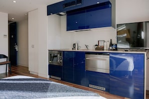 Studio | Privékeuken | Een koelkast, een magnetron, een kookplaat, een vaatwasser