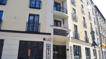 TĂ€gliches kontinentales FrĂŒhstĂŒck (18 EUR pro Person)