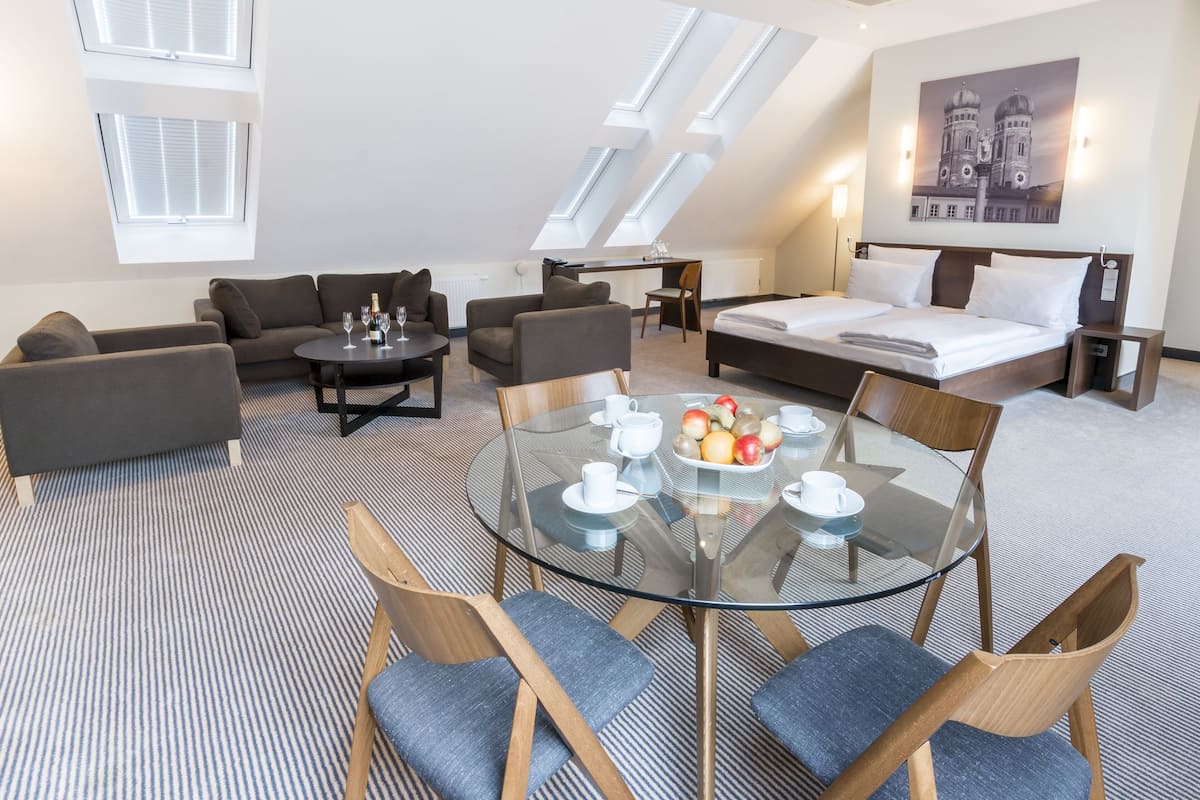 Premium bedding, in-room safe, desk, blackout drapes