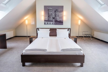 Suite, Kitchenette | Living area | 81-cm flat-screen TV with satellite channels, TV