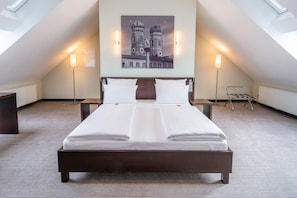 Suite, angolo cottura | Area soggiorno | TV a schermo piatto 81 cm con canali satellitari, TV