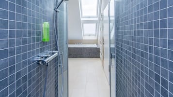 Suite, Kitchenette | Deep soaking bathtub