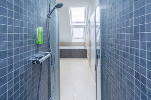 Suite, Kitchenette | Deep-soaking bathtub - Augusten Hotel (Munich)