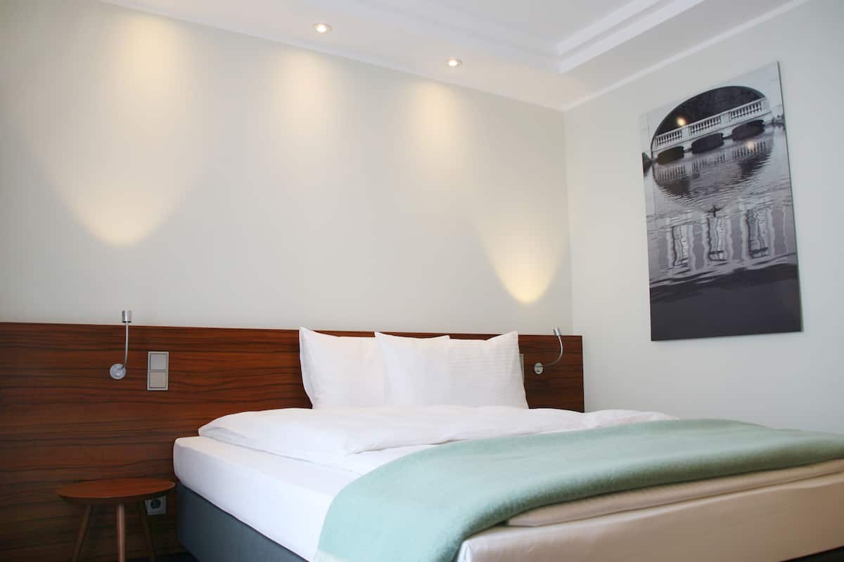 Eenpersoonskamer | 1 slaapkamer, luxe beddengoed, een kluis op de kamer, een bureau