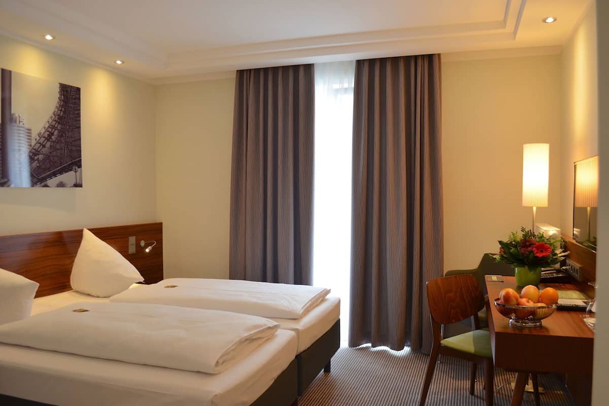 Premium bedding, in-room safe, desk, blackout drapes