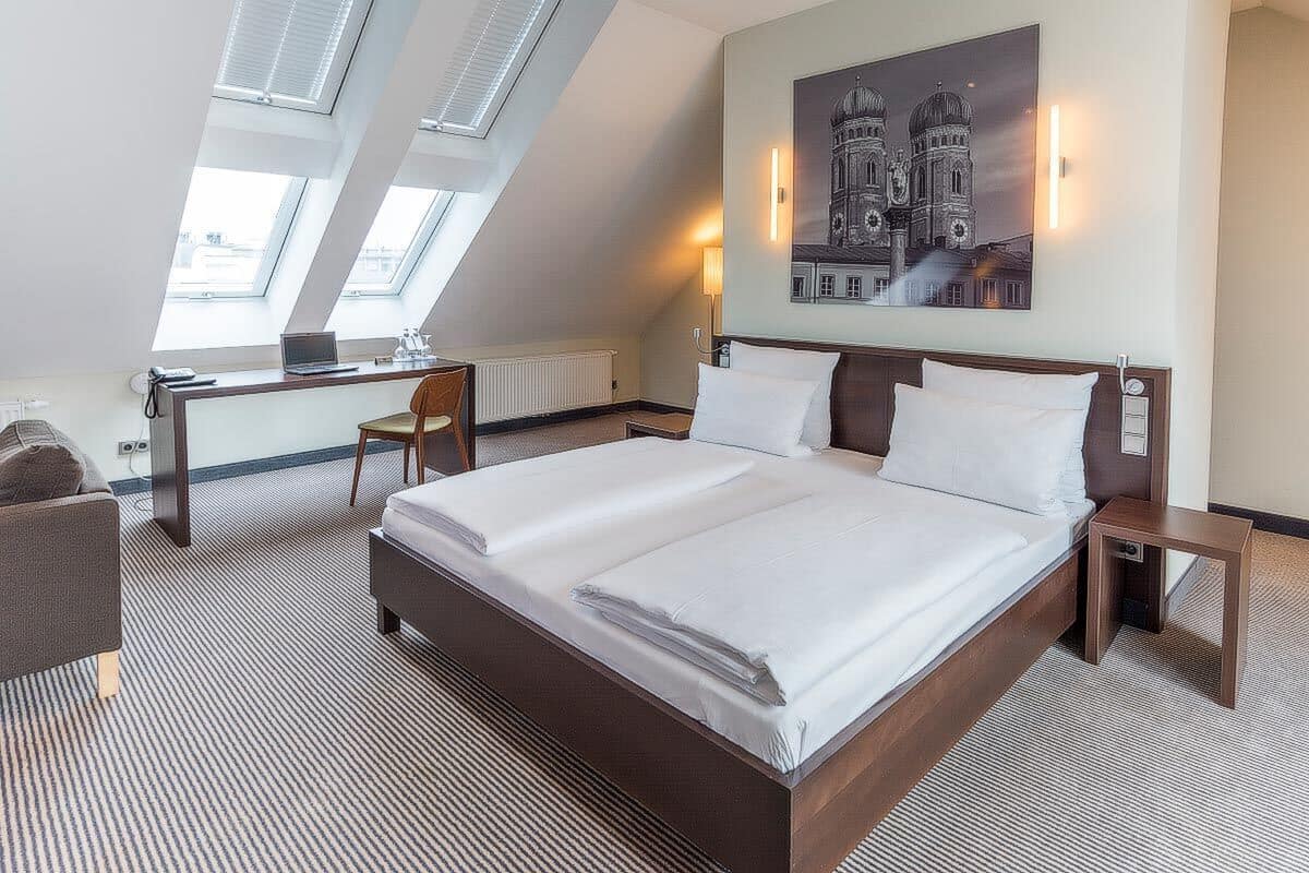Suite, kitchenette | 1 slaapkamer, luxe beddengoed, een kluis op de kamer, een bureau