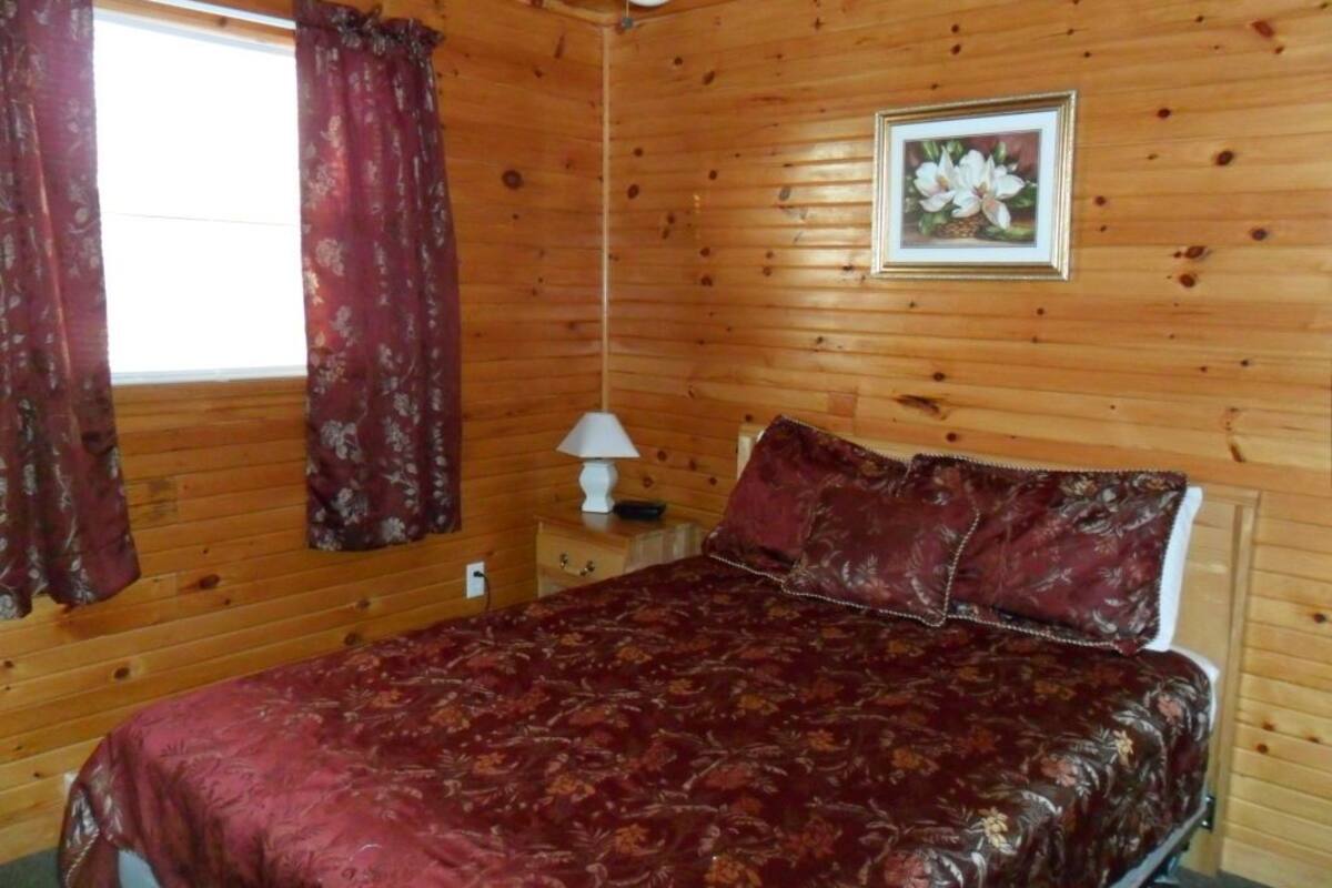 WiFi (free), bed sheets