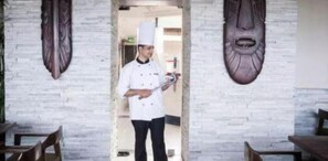 2 restaurants, servant le dîner et le souper; cuisine internationale