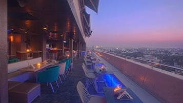 2 restaurantes; se sirve almuerzo y cena; cocina internacional