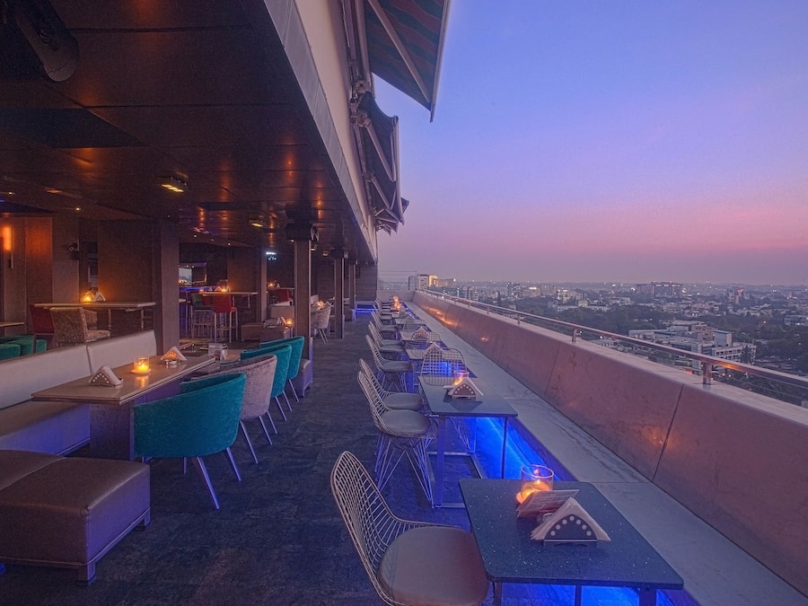 2 restaurantes; se sirven almuerzos, cenas y cocina internacional