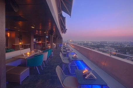 2 restaurants, lunch, dinner served; international cuisine