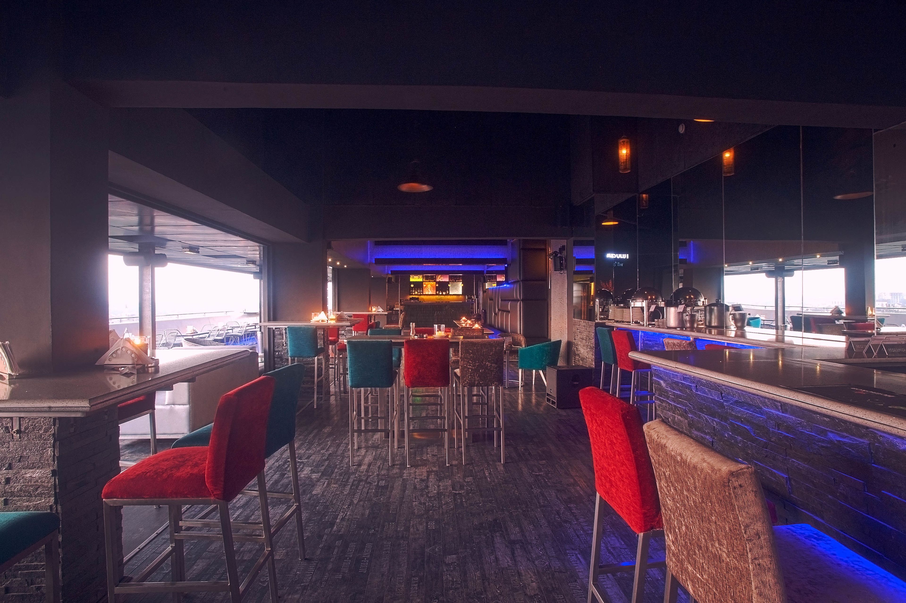 Bar di atap
