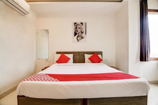 Minibar, in-room safe, desk, rollaway beds - Hotel Jayshree (Mumbai)