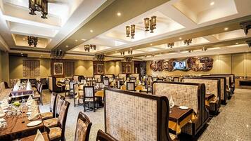 Desayuno buffet diario (INR 450 por persona)