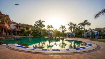 Alberca al aire libre y camastros