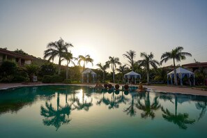 Utomhuspool och solstolar