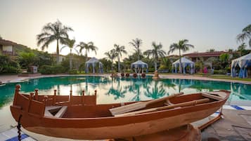 Piscina all'aperto, lettini