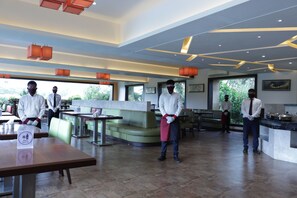 Daily buffet breakfast for a fee - Aakar Lords Inn Saputara (Ahwa)