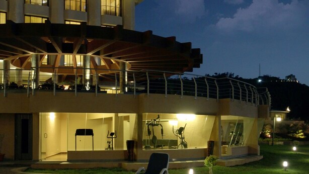 Une maison moderne à deux étages, dotée d’une piscine, d’un espace salon extérieur et d’un patio couvert.