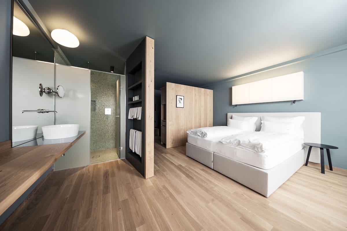 room (mountain comfort) | bathroom | shower, rainfall showerhead, free toiletries, hair dryer