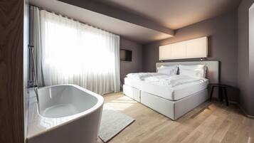 Romantische Suite, Balkon | 1 Schlafzimmer, Allergikerbettwaren, Minibar, Zimmersafe