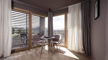 Romantische suite, balkon | Woonruimte | Televisie